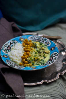 Przepis na Ekspresowe curry z kalafiorem, szpinakiem, indykiem i ciecierzycą