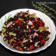 Przepis na Sałatka z czarnym ryżem, łososiem i warzywami oraz 'Czarna Madonna'