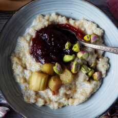 Przepis na Quinoa na mleku kokosowym z dżemem truskawkowym, pistacjami i kiszonym rabarbarem