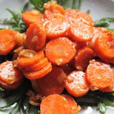 Przepis na Pikantna sałatka z marchewki