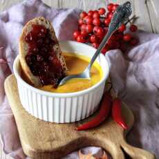 Przepis na Jesienny komfort food- Dyniowa zupa krem z morelą oraz żurawinową grzanką