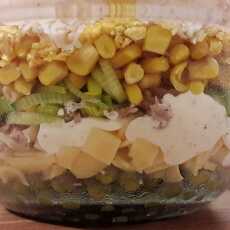 Przepis na Sałatka warstwowa z tuńczykiem, groszkiem i kukurydzą