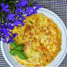 Przepis na Omlet z serem pleśniowym, pomidorem i bazylią