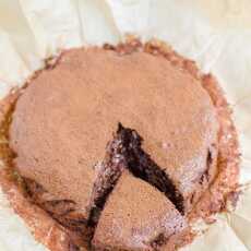 Przepis na Ciasto czekoladowo-migdałowe z Marsalą i suszonymi śliwkami