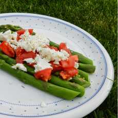 Przepis na Szparagi z sosem musztardowym, fetą i pomidorami