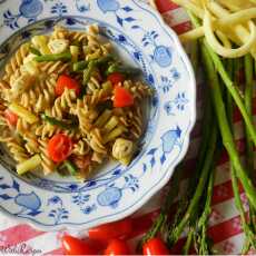 Przepis na Sałatka makaronowa ze szparagami, mozzarellą i pesto