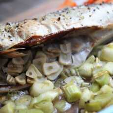 Przepis na Pieczona makrela z porem i marchewką