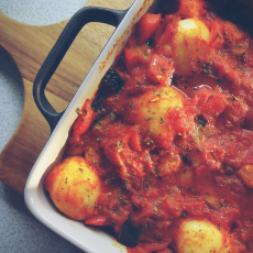 Przepis na Kluski ziemniaczane zapiekane z warzywami w sosie pomidorowym 