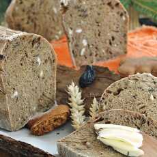 Przepis na Chleb piernikowy ze śliwkami i orzechami na zakwasie