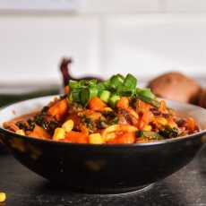 Przepis na Rozgrzewające warzywne chilli z batatami i jarmużem // vegan veggie chilli with sweet potatoes and kale