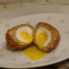 Przepis na Jaja z płynnym żółtkiem w karkówce