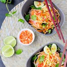 Przepis na Wietnamska sałatka z zielonej papai z dressingiem limonkowym i prażonymi orzeszkami