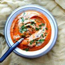 Przepis na Szybka zupa chili z pomidorem, trawą cytrynową i kokosem w 5 minut