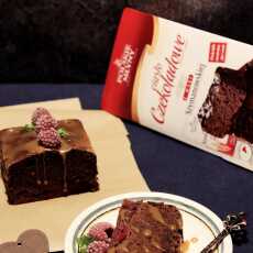 Przepis na Ciasto czekoladowe z malinami, jeżynami i sosem karmelowym