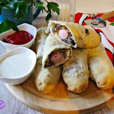 Przepis na Drożdżowe hot dogi z pieczarkami i serem feta