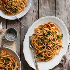 Przepis na Strangozzi alla spoletina - makaron z pomidorami, chilli i natką pietruszki