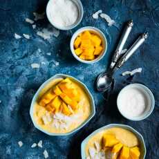Przepis na 'Smoothie bowl' o smaku kokos-mango