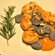 Przepis na Gnocchi z fioletowych ziemniaków z krewetkami na dyniowym musie