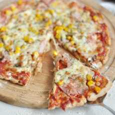 Przepis na Najlepsza pizza pełnoziarnista z szynką, pieczarkami i kukurydzą