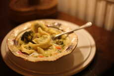 Przepis na Zupa z brokułem i tortellini w stylu tajskim w 15 minut