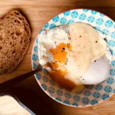 Przepis na Jajka z sosem serowym