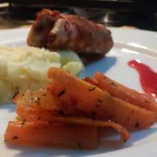 Przepis na #1 Kurczak w szynce szwarcwaldzkiej, ziołowe frytki, puree i sos malinowy 