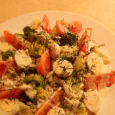 Przepis na Sałatka (brokuł, jajko przepiórcze, pomidory, sos czosnkowy)