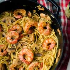 Przepis na Spaghetti z krewetkami, pieczarkami i sosem pesto