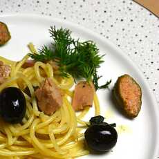 Przepis na Spaghetti z tuńczykiem, czarnymi oliwkami i kaparami