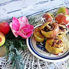 Przepis na Pieczone jabłka z suszoną białą morwą i miodem