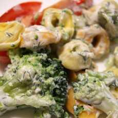 Przepis na Sałatka z tortellini i brokułami z sosem jogurtowym
