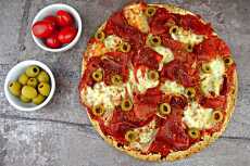 Przepis na Ekspresowa fit pizza na tortilli z szynką i mozzarellą