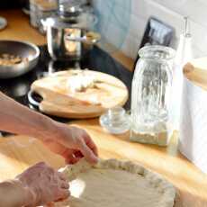 Przepis na PRZEPIS NA PIZZĘ Z MOZZARELLĄ W BRZEGU CIASTA!