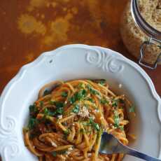 Przepis na Spaghetti w kremowym sosie z suszonych pomidorów i nerkowców