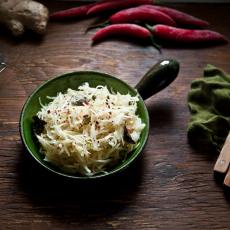 Przepis na KAPUSTA W STYLU INDYJSKIM, Z GORCZYCĄ, LIŚĆMI CURRY, IMBIREM ORAZ CHILI