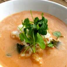 Przepis na Zupa pomidorowa z mlekiem kokosowym i kolendrą