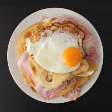Przepis na Pancakes z boczkiem, cebulą i jajkiem sadzonym