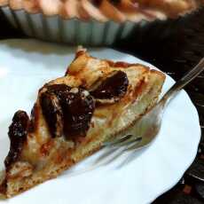 Przepis na Muśnięta czekoladą tarta budyniowa z jabłkiem i bananem