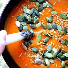 Przepis na Zupa marchewkowo -pomidorowa z pestkami dyni i siemieniem lnianym