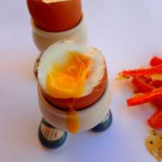 Przepis na Frytki z marchewki z jajkiem na miękko. Pomysł na pyszne śniadanie.