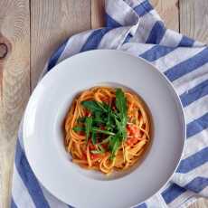 Przepis na Makaron linguine z kremowym sosem pomidorowym z gorgonzolą