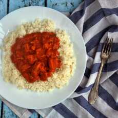 Przepis na Pomidorowe curry z kurczakiem, mlekiem kokosowym i ryżem