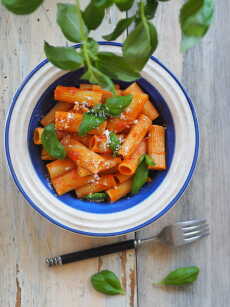 Przepis na Rigatoni z sosem pomidorowym, parmezanem i bazylią. Wiosennie!