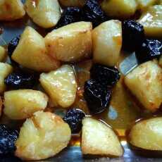 Przepis na Pieczone ziemniaki z karmelem i suszonymi śliwkami