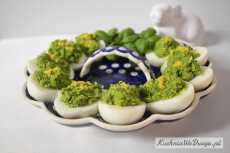 Przepis na Jajka faszerowane pastą cytrynowo-bazyliową z groszkiem