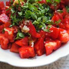 Przepis na Sałatka z pomidorów z miętą, bazylią, czosnkiem i oliwą