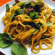 Przepis na Spaghetti z dynią, szpinakiem i suszonymi pomidorami