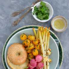 Przepis na Pieczone szparagi z serem, słonecznikiem i rzodkiewką! Pomysł na letni obiad!