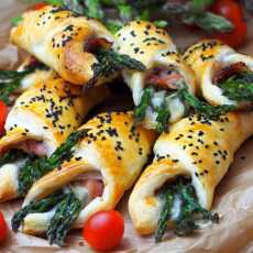 Przepis na Szparagi z szynką parmeńską i gorgonzolą w cieście francuskim 