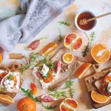 Przepis na Śniadaniowe tosty z czerwoną pomarańczą i kozim twarożkiem